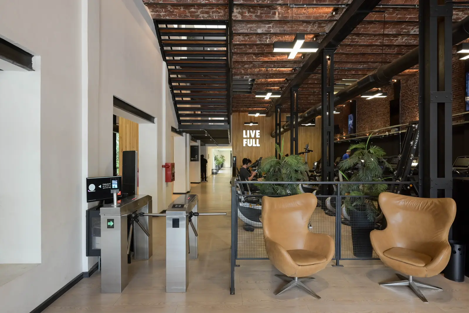 Recepción y acceso de Full Fitness Bahía Blanca