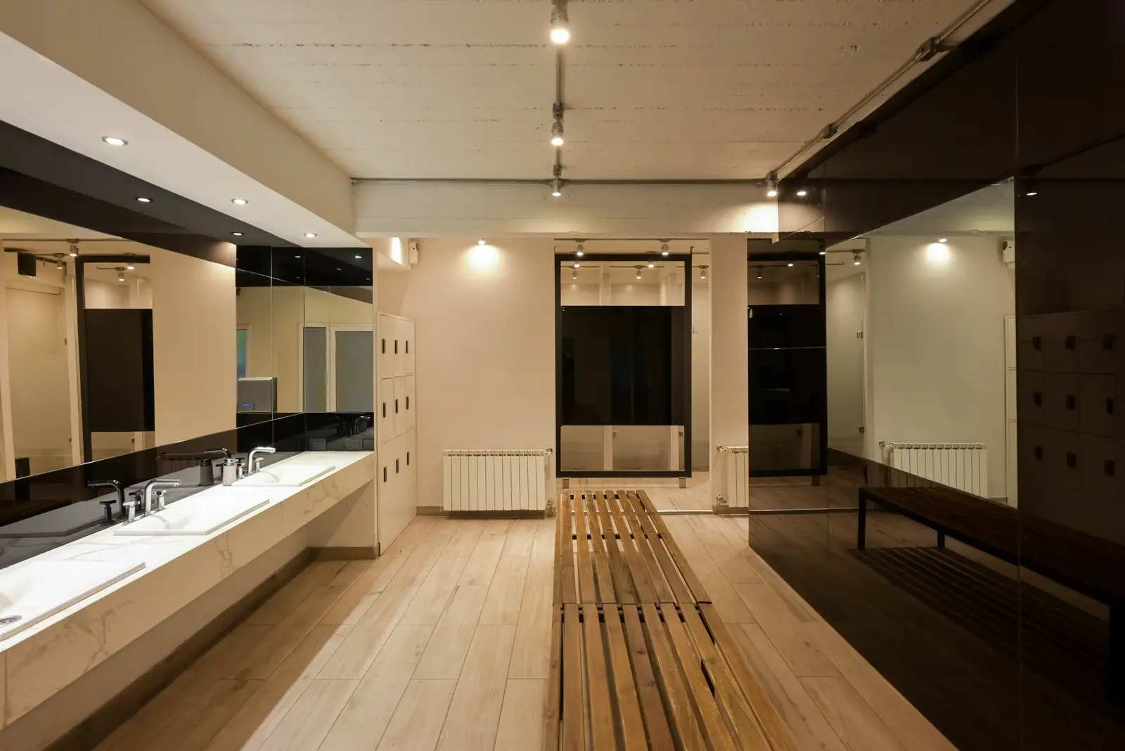 Vestuarios con lockers de Full Fitness Bahía Blanca